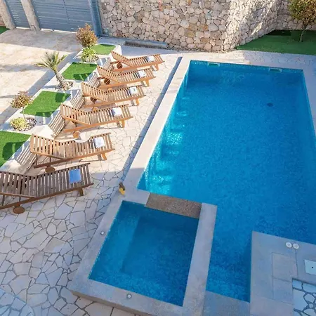 Nyaraló Mit Beheiztem Pool- Schoene Aussicht- Strandnaehe By Interhome Privlaka