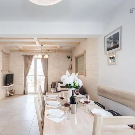 Mit Beheiztem Pool- Schoene Aussicht- Strandnaehe By Interhome