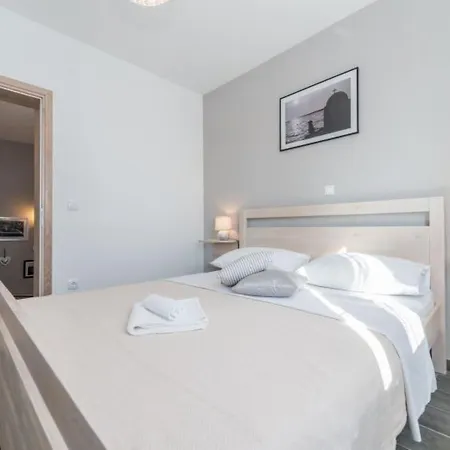 Mit Beheiztem Pool- Schoene Aussicht- Strandnaehe By Interhome